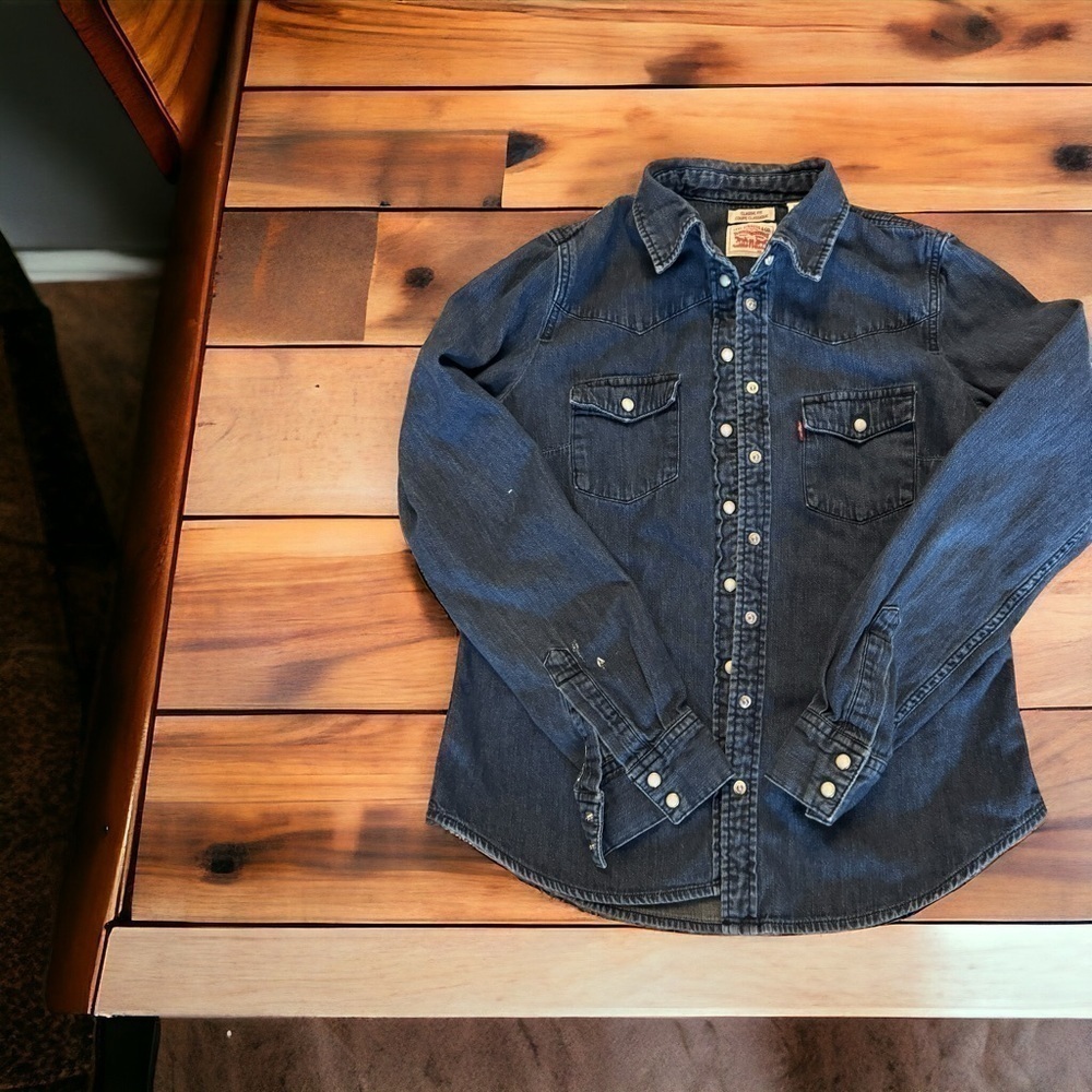 Levi’s Strauss red label pearl snaps size XS women shirt dark wash like new
